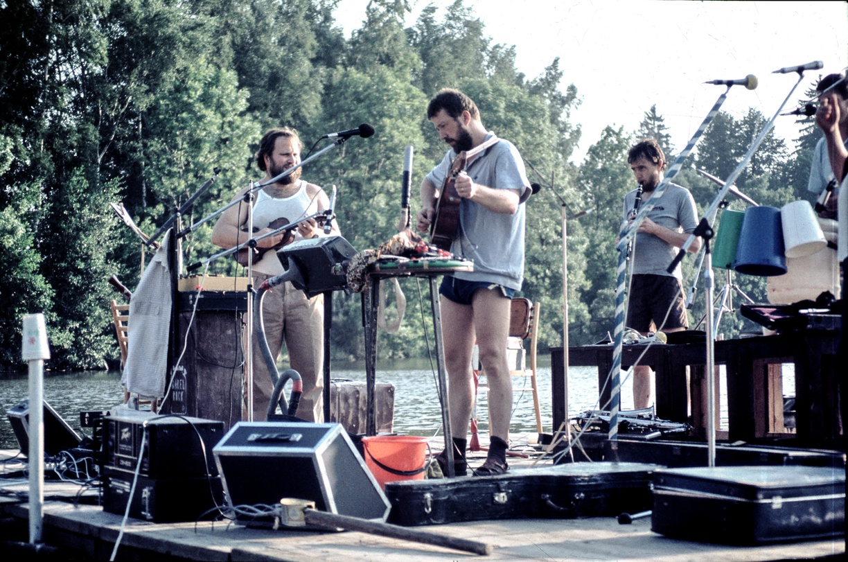 Barel rock na pódiu na rybníku Roštejně, 1989
